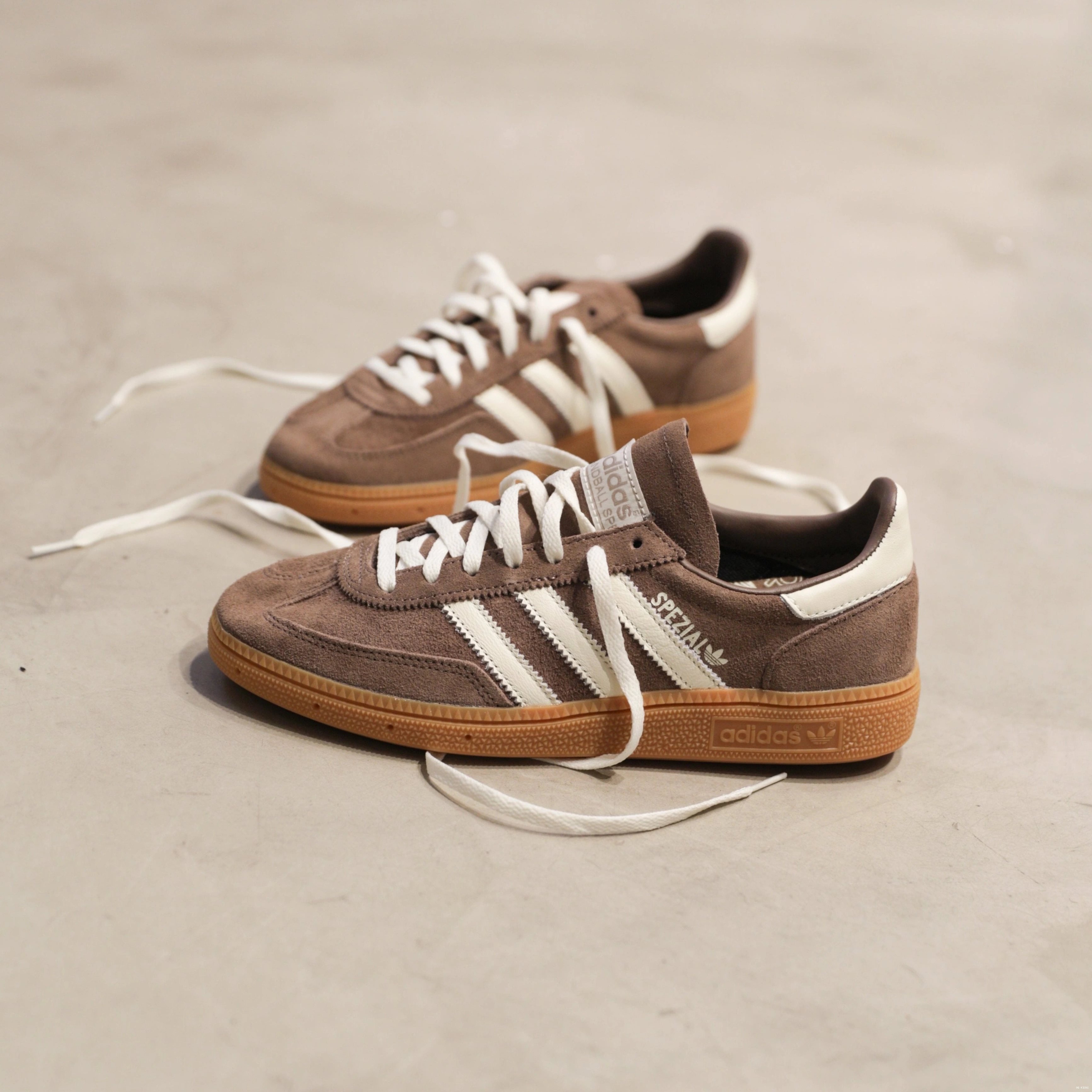 W Strata adidas Handball Earth Gum Spezial 0803